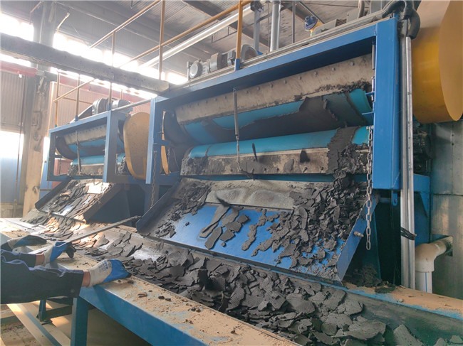 秦皇島某污水處理廠訂購的2臺高壓帶式污泥脫水機(jī)，投入使用啦！